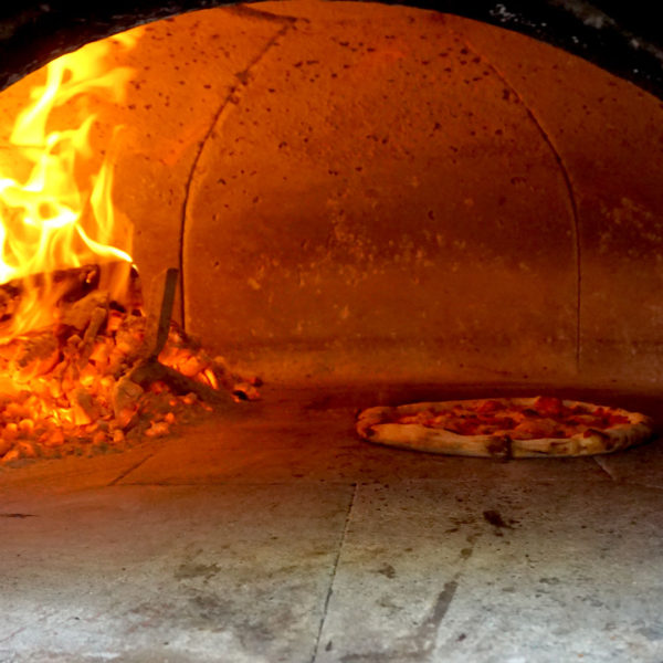 WOOD-FIRED-PIZZA-COOKING